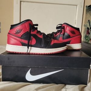 Jordan 1 mid  boys size 5